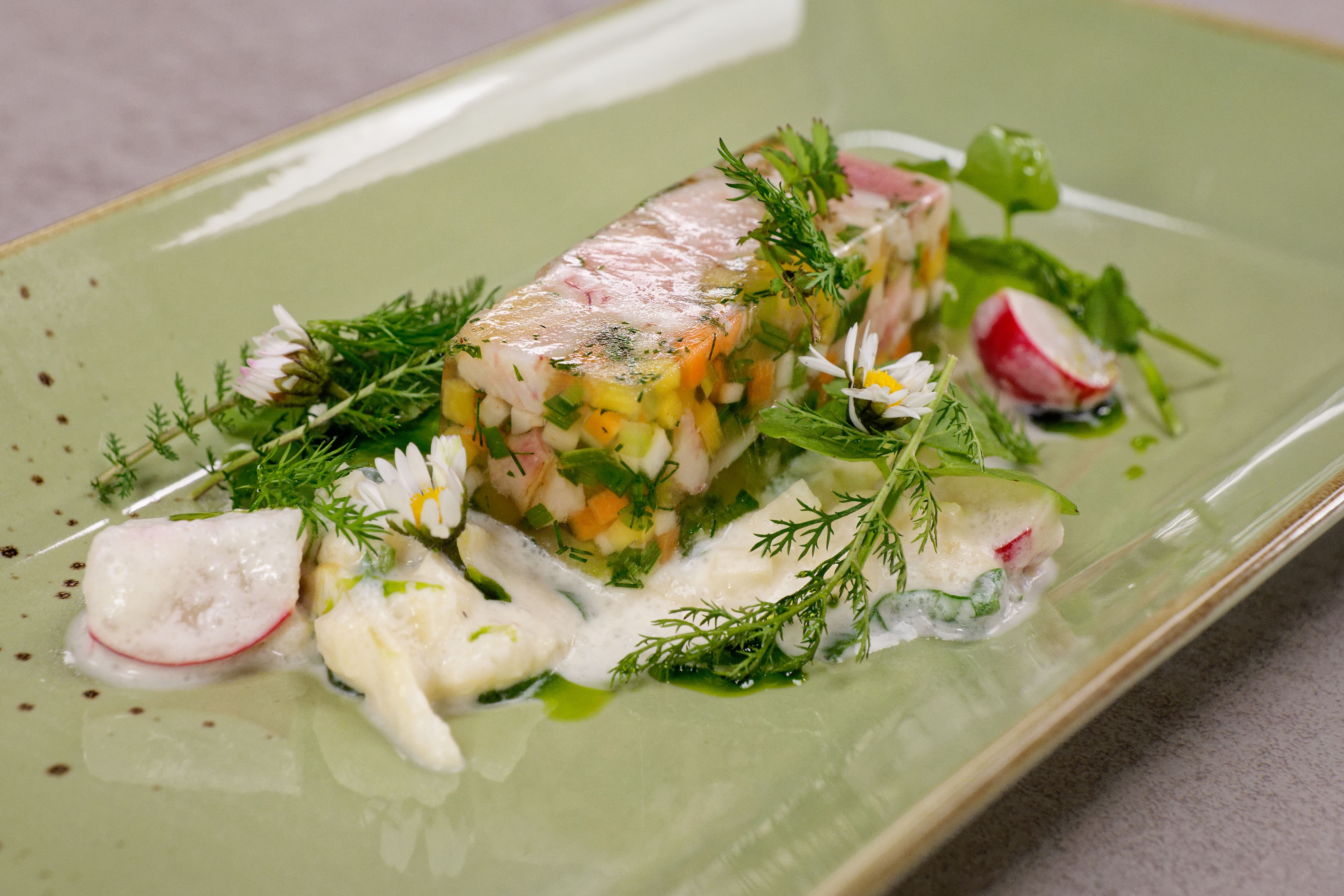Räucherfischsulz mit Buttermilchdressing